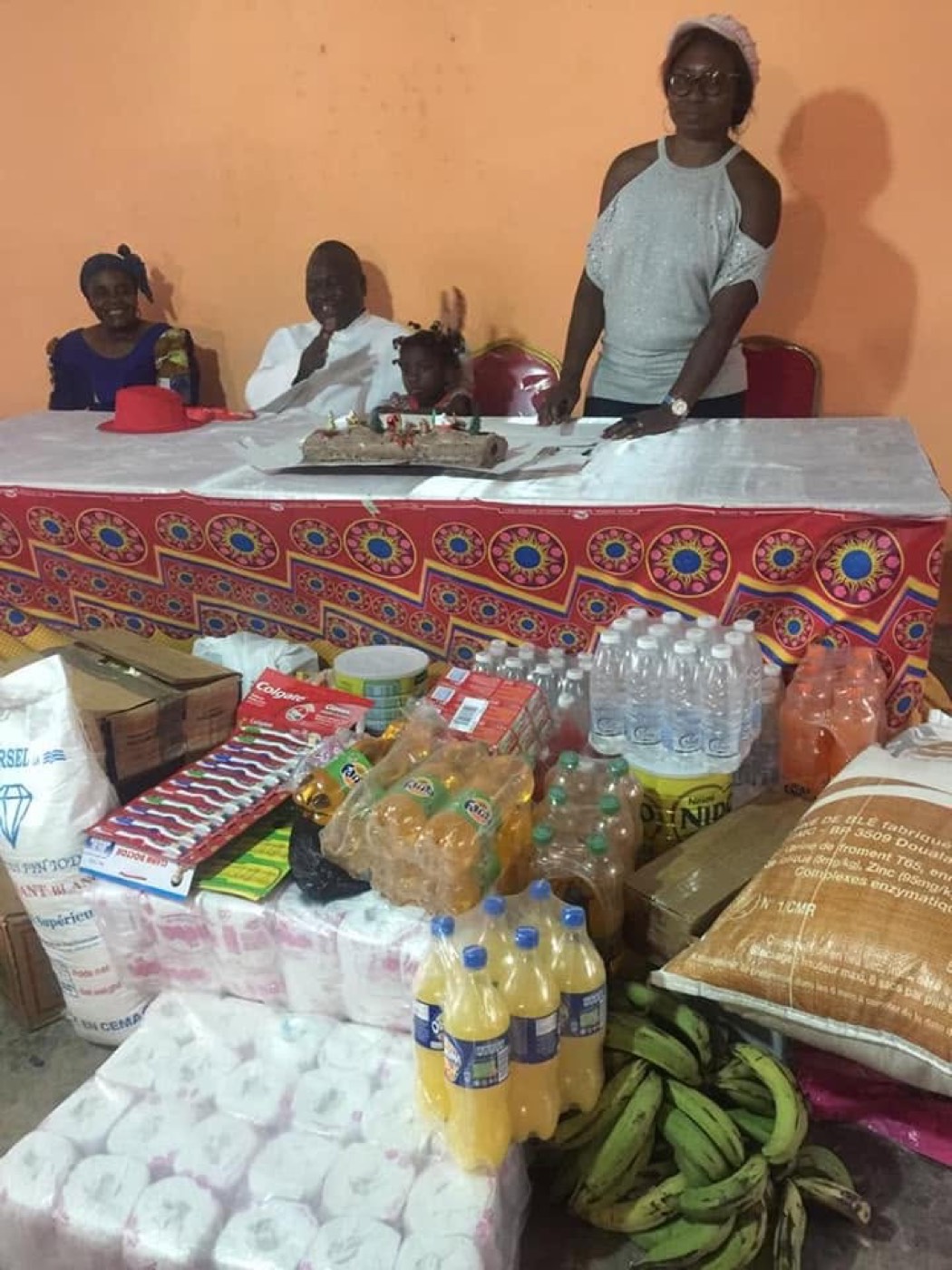 Distribution de vivres et de matériel de première nécessité à une famille