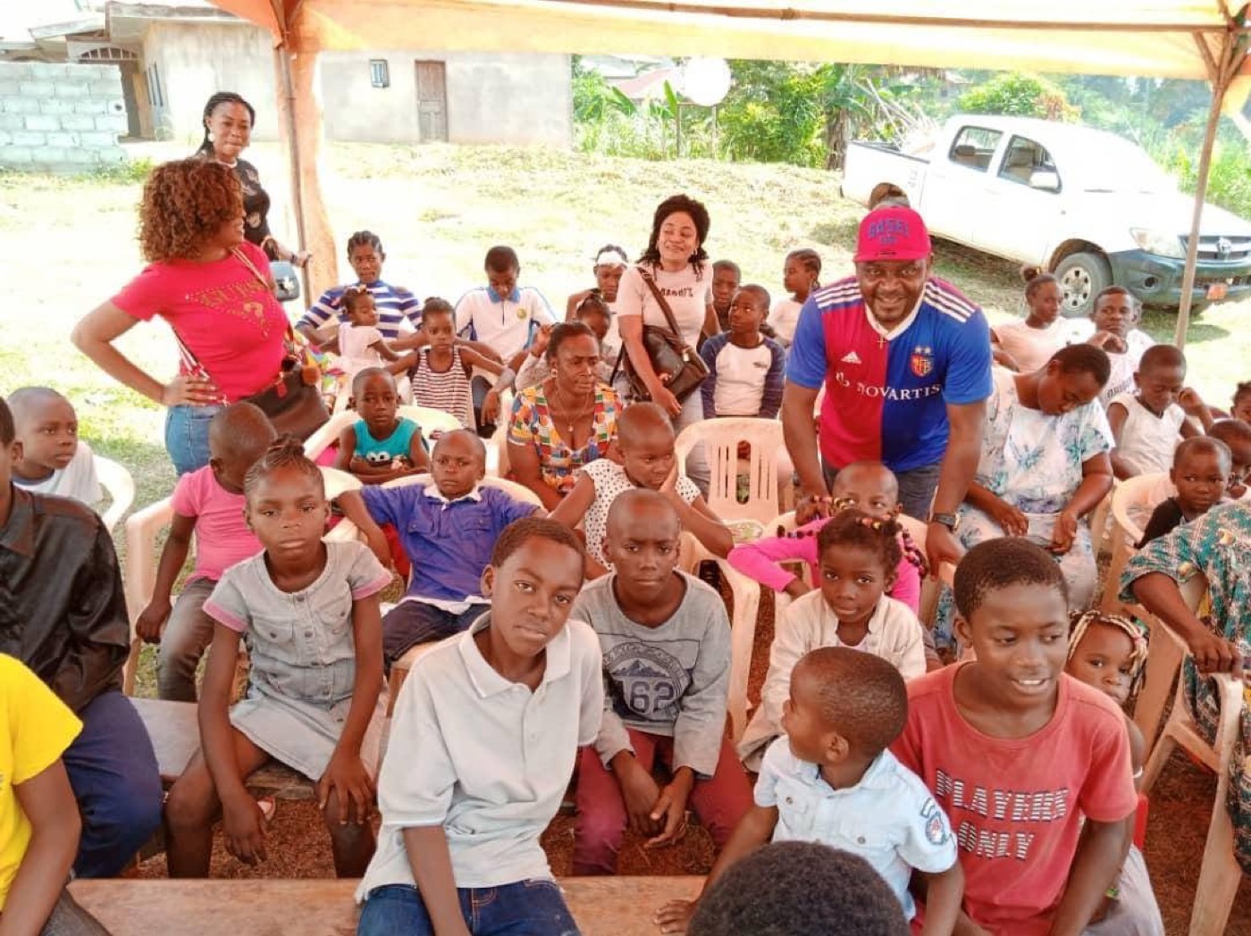 Groupe d'enfants et de bénévoles réunis au Cameroun