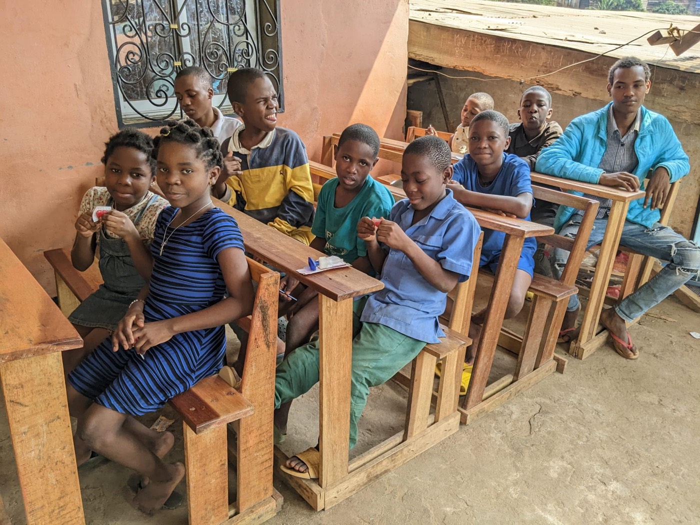 Enfants de l'orphelinat NDA BOAN assis en classe